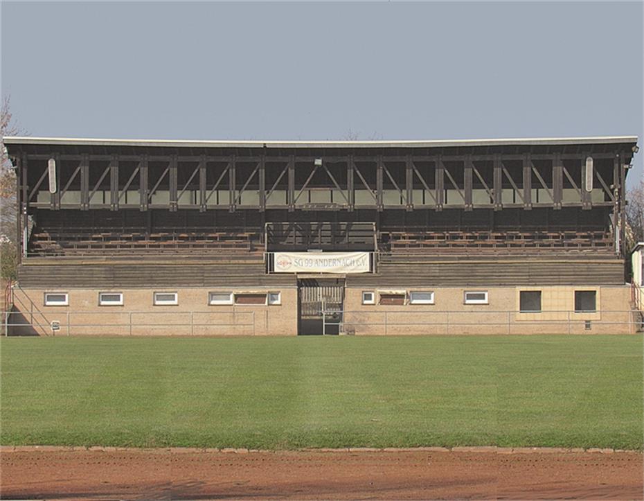 Alte Holztribüne im
Stadion bleibt gesperrt