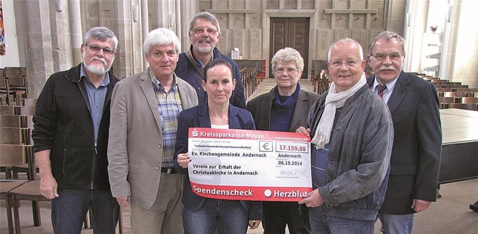 Scheck in Höhe von über 17.000
Euro an Jochen Annuß übergeben
