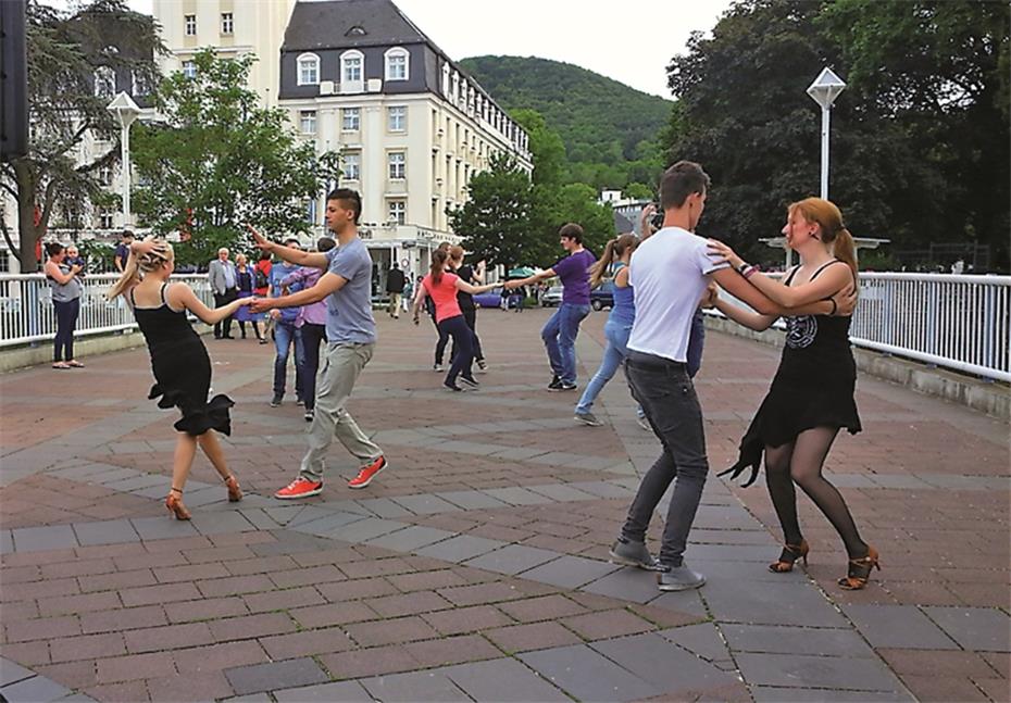 Happy-Video:
Auch Bürgermeister Orthen tanzt mit