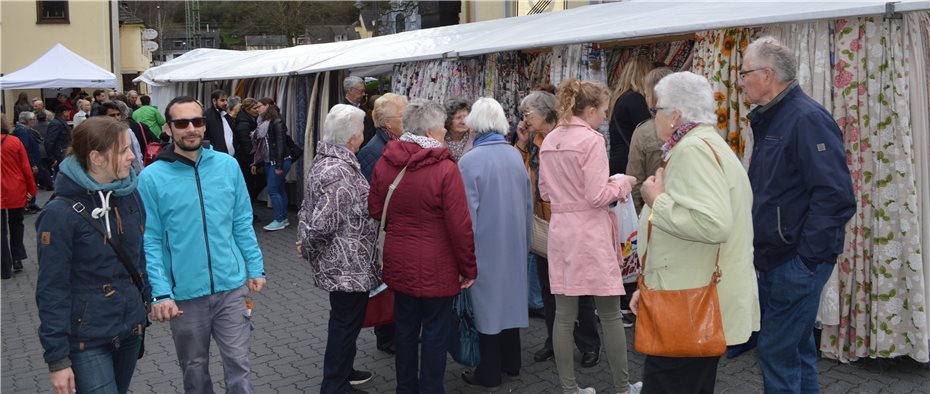 Stoff- und Tuchmarkt lockte
tausende Menschen nach Remagen