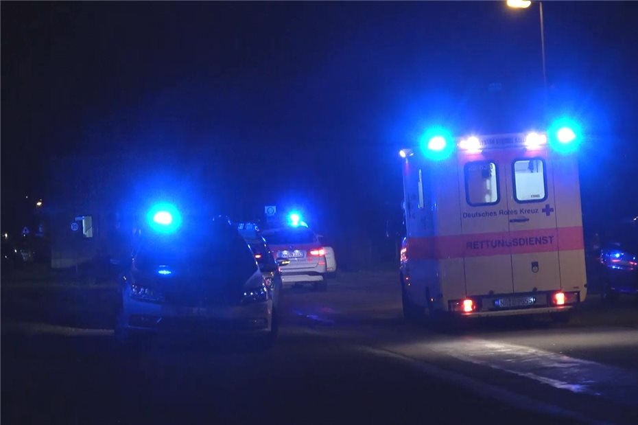 Auto kracht in geparkte Sattelschlepper: 37-Jähriger verbrennt