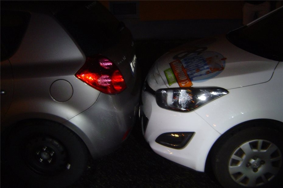 Autos aufeinander geschoben: Kleinwagen scheitert an Parklücke