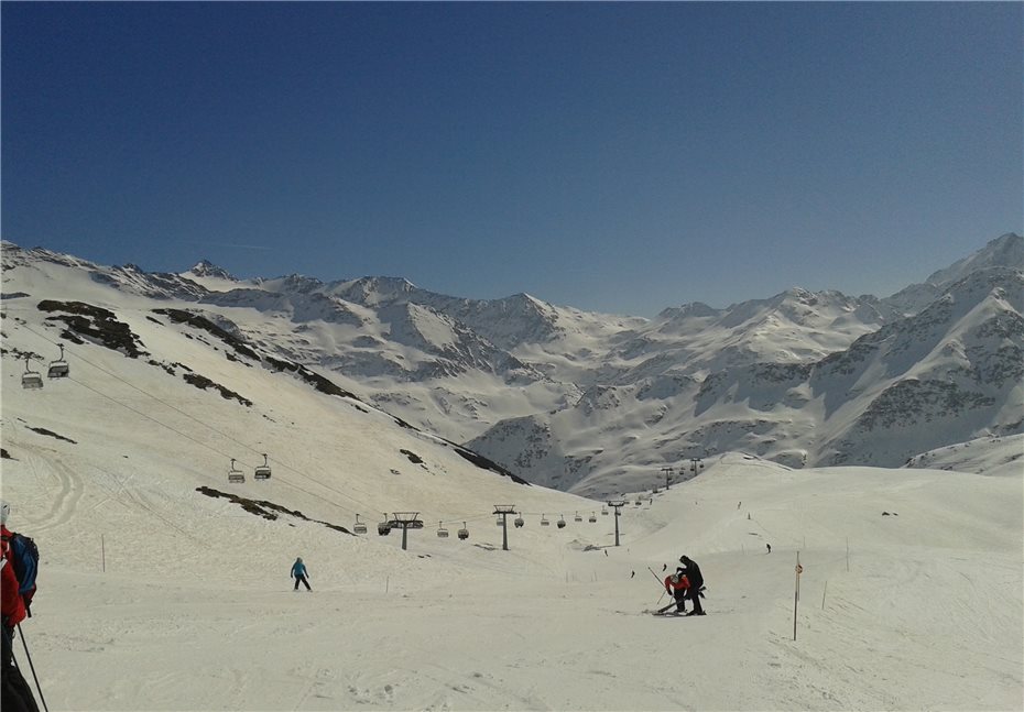 Alpines Skivergnügen
in tief verschneiter Bergwelt