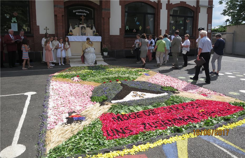 Ein großer Blumenteppich zierte die Station Schule