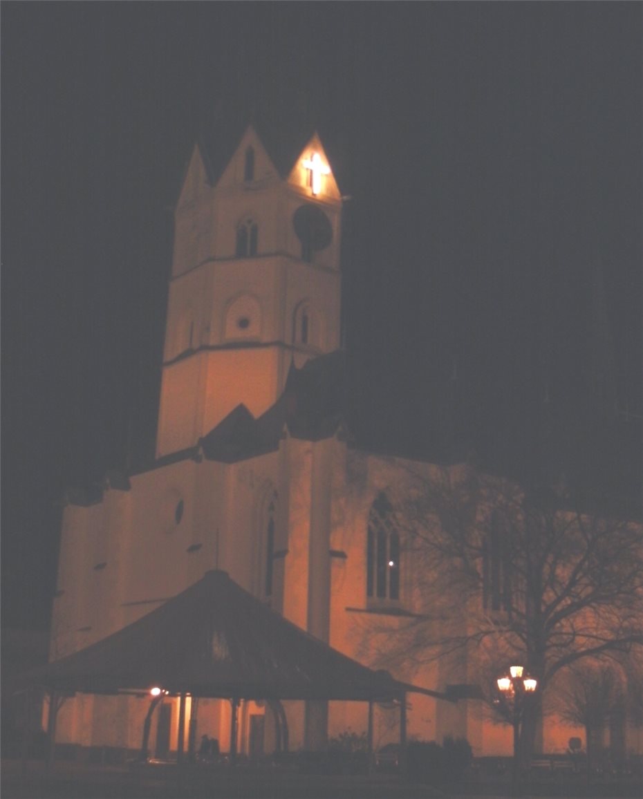 Das beleuchtete Kreuz
am Turm der Laurentius-Kirche
