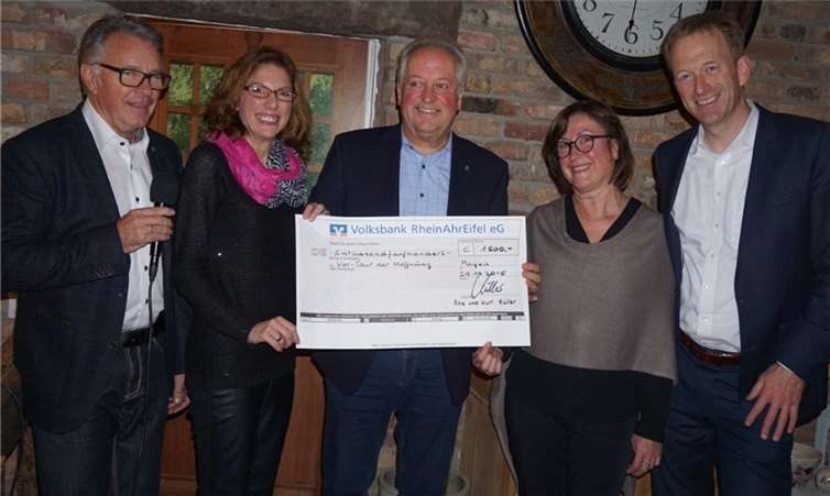 Strahlende Kinderaugen als Belohnung 1.500 Euro für die gute Sache (v. l.): Jürgen Grünwald, Sabine Bätzing-Lichtenthäler, Kurt und Rita Müller sowie Martin Seidler. STUKO