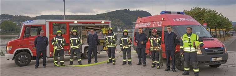 Städtische Feuerwehr in neuen „Gewändern“ Abgesandte aus den städtischen Einheiten haben zur „Modenschau“ an der Remagener Rheinpromenade Aufstellung genommen.Freiwillige Feuerwehr der Stadt Remagen