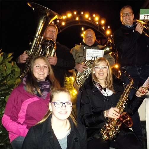 „Stille Nacht“ auch für „UNSER* NOTARZT“ Adenauer sowie Wimbacher Musikerinnen und Musiker waren auch diesmal wieder an Heiligabend für einen guten Zweck unterwegs. privat