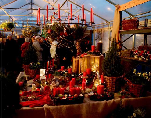 „Kerzesching im Jaade“ ein voller Erfolg Adventskränze durften natürlich nicht fehlen.