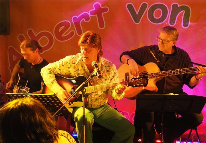 Ein Abend voller Gefühl Albert von Locke und die Musiker an seiner Seite begeisterten die Gäste.H. Hünerfeld