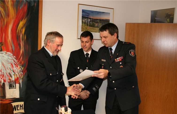 Wehrführer Manfred Mallmann verabschiedet Alexander Krahe vom Kreisfeuerwehrverband Ahrweiler zeichnet Manfred Mallmann mit der Silbernen Ehrennadel des Deutschen Feuerwehrverbandes aus.