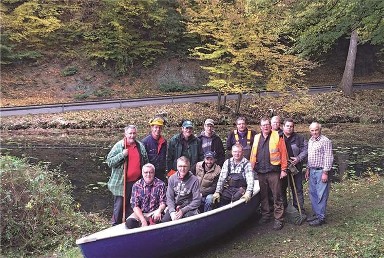 Weiher von Wildwuchs befreit „Alle Mann in einem Boot“ galt auch bei der jüngsten Grünaktion in Waldbreitbach, bei der die historische Weiheranlage am Ortseingang im Blickpunkt stand. THE