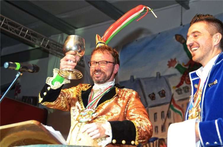 „Prinzenlos durch die Nacht, das ist die neue Fasenacht“ Als Prinz konnte der OB sich nicht durchsetzen, aber als Büttenredner servierte er eine Rede, die mehr als einmal für riesigen Applaus sorgte.B. Bartz