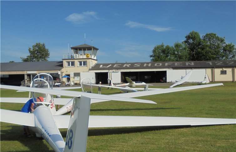82 Piloten legten 185.000 Kilometer zurück  An Tagen mit guter Thermik kommt alles, was Flügel hat, in die Luft, wie hier in Wershofen.Uwe Bodenheim