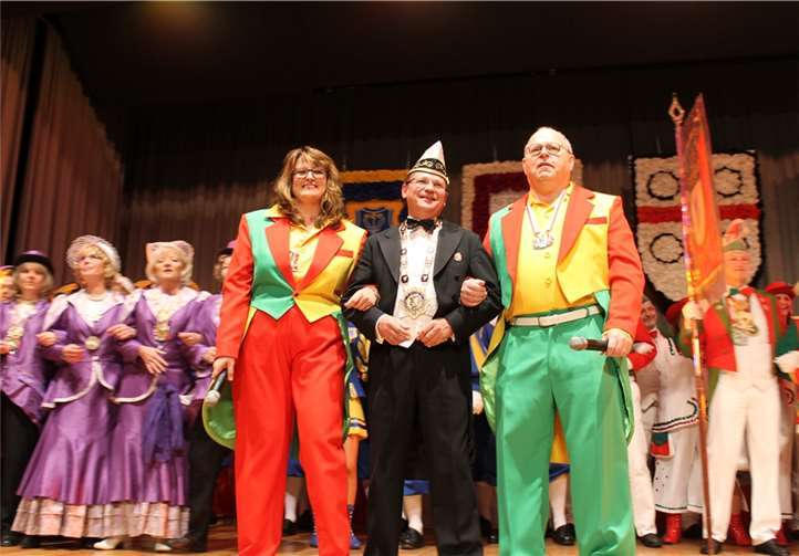 Ein sehenswertes Narrenspektakel Andrea Hauswirth und Jürgen Lehnigk-Emden (rechts), die gewohnt humorvoll die Ochtendunger Kappensitzung moderierten, nahmen GOK-Präsident Marcus Bolzhauser in ihre Mitte.