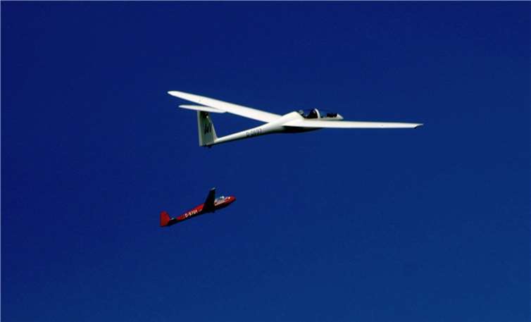 82 Piloten legten 185.000 Kilometer zurück  Auch wenn die Piloten in den meisten Fällen ganz allein in ihrem Cockpit sitzen, sind sie nicht selten gemeinsam unterwegs.H.G. Hamann