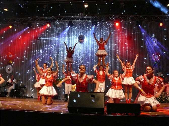Trockensitzung 2016 - die größte Party im Koblenzer Karneval Begeisternde Tanzauftritte rissen das Publikum mit. privat