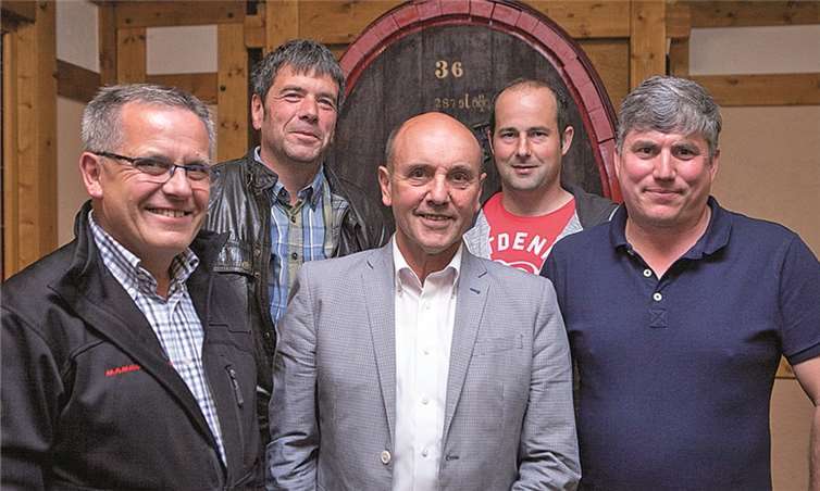 Hubert Pauly bleibt für die nächsten fünf Jahre Weinbaupräsident der Ahr  Bei der Mitgliederversammlung des Weinbauverbands Ahr wurde der Vorstand neu gewählt. Ihm gehören an (v. l.): Rudolf Mies, Markus Hallerbach, Weinbaupräsident Hubert Pauly, Dirk Wollersheim und Michael Kautz. JOST