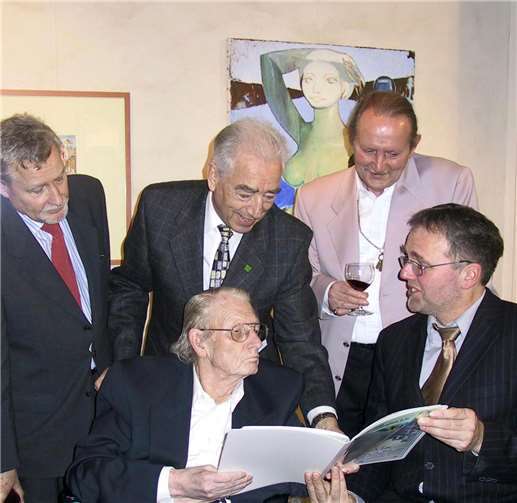 Die Künstler gründeten die Vereinigung mitten im Ersten Weltkrieg Bei der Vernissage von „Lust und Vitalität“ am 23. Januar 2004 in der Manufaktur Geschier: vorne Dr. Bernhard Kreutzberg (l.) und Wolfgang Kutzner, dahinter: Otto Kley (v. l.), Werner Mertens und Claus Bella Foto: HG