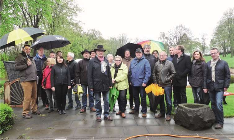 Schwimm-Meister Hilger und Museumsleiter Helmut Koll standen Rede und Antwort Bei nasskaltem Wetter fanden die Stadtratsmitglieder sich zunächst zu einer Besichtigung des Mendiger Vulkanbades ein. FRE