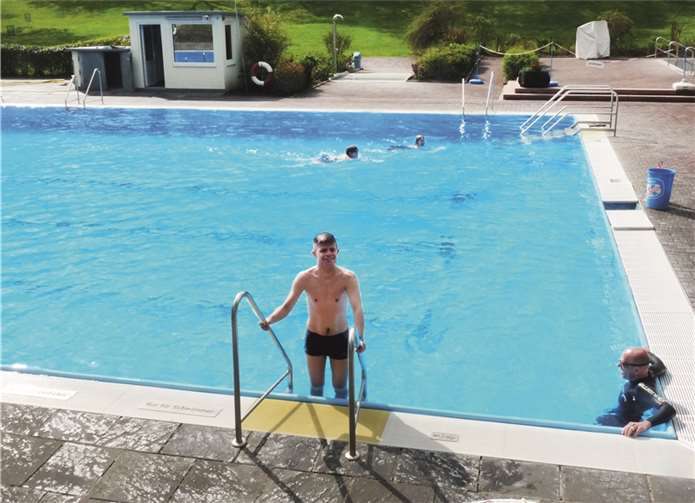 Schwimmbad wurde auf Hochglanz gebracht Bei neun Grad Außentemperatur wagten sich einige mutige Schwimmer in das 20 Grad „warme“ Wasser.