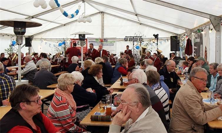Kirmeswetter war besser als erwartet Bei zünftiger Musik verbrachten die Besucher viele vergnügliche Stunden im Festzelt.