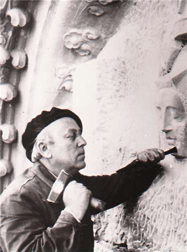 Die Künstler gründeten die Vereinigung mitten im Ersten Weltkrieg Bildhauer Hans Matschulla (1901-1971) bei der Arbeit an der Rosenkranzkirche.Foto: Chronik Are-Gilde