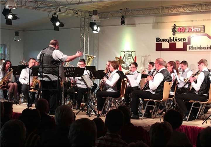 Hinreißendes Konzert gespielt Bis nach „Tipperary“ entführten die Burgbläser um ihren Dirigenten Hansgünther Schröder ihre Zuhörer.