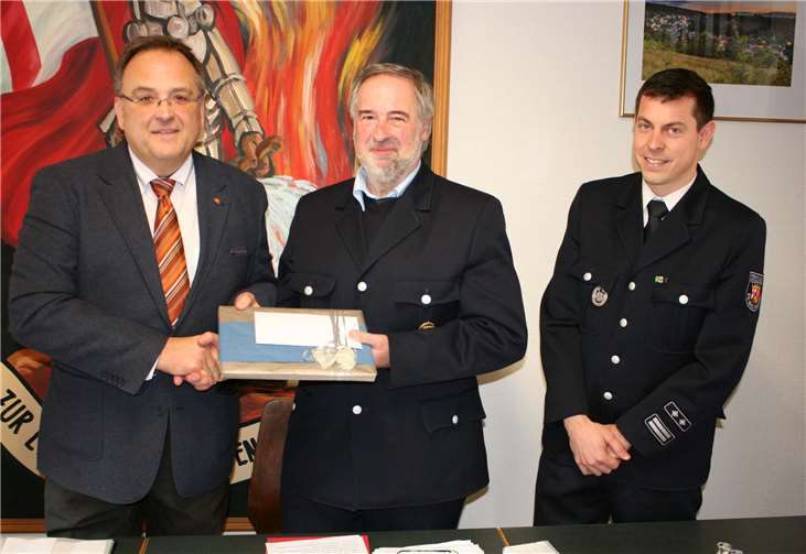 Wehrführer Manfred Mallmann verabschiedet Bürgermeister Bernd Weidenbach (l.) und Wehrleiter Ronny Zilligen (r.) verabschieden den bisherigen Gönnersdorfer Wehrführer Manfred Mallmann.