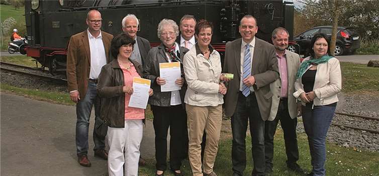 Eine Erfolgsgeschichte wurde gefeiert Bürgermeister Johannes Bell und die Leiterin der Tourist-Info in Niederzissen, Sarah Radermacher, schnitten gut gelaunt die Festtagstorte an, die vom Seehotel Maria Laach gestiftet war. WER
