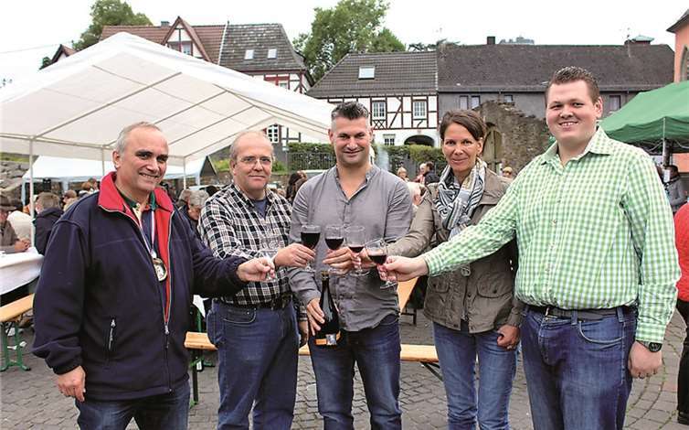 Ein Winzerfest der anderen Art Dankward Heinrich, Bernd Seiler-Rehling, Torsten Wild, Marijana Lautenschläger und Andreas Nagel stießen auf den Erfolg der ersten Rheinbreitbacher Weinbörse an. DL