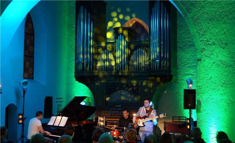 Kirchenraum erstrahlte in wechselnden Farbschattierungen Das Lichterspiel harmonierte mit der Jazzmusik.Privat