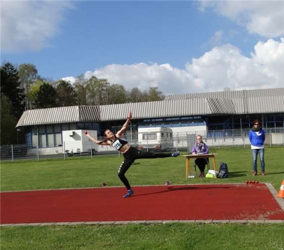 Sarah Gilles zeigte hervorragende Leistungen Das Multitalent Sarah Gilles beim Ballwurf über 48,50 Meter innerhalb des Blocks Lauf in Essen.privat