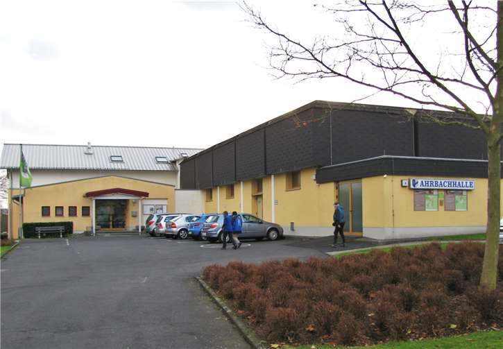 Internationale Vatertagswanderung  Das Start- und Ziellokal für die Vatertagswanderung ist die schöne Ahrbachhalle in Boden.