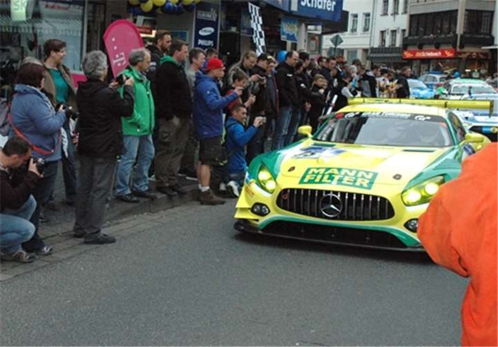 Flair der Renngeschichte begeisterte die zahlreichen Zuschauer  Das Team Zakspeed führte den Corso der Rennboliden an, während tausenden von Rennsportenthusiasten den Straßenrand säumten.