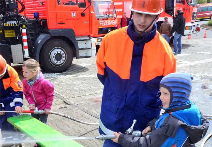 Die Drehleiter war der Hingucker Das macht den Kids richtig Spaß: Zielspritzen mit der Feuerwehr.