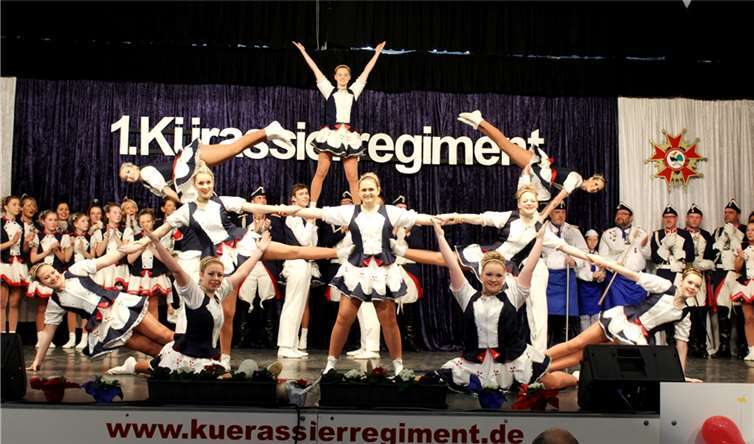 Sieben Stunden mitreißendes Programm Den Vergleich mit anderen Tänzerinnen müssen die Kürassier-Gardistinnen nicht fürchten.