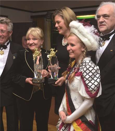 Goldener Narr fürs „goldisch Margitsche“  Den goldenen Narr hatte RKK Präsident Peter Schmitz Hellwing von links Margit Sponheimer und Julia Klöckner überreicht.