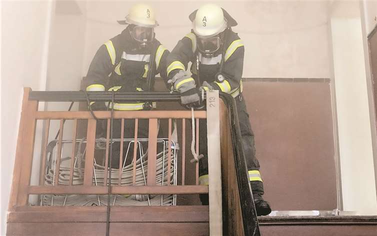 Seminar: „Taktisches Vorgehen im Innenangriff“ Der Angriffstrupp sichert den Schlauch im Treppenhaus gegen das Abrutschen. privat