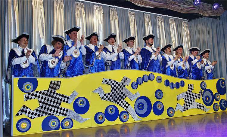 Vorhang auf und Bühne frei für extraordinären Karneval der Spitzenklasse Der Grau-Blaue Elferrat war ebenfalls gut in Stimmung.