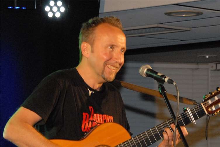 Die Kanzlerin als Teflon-Botschafter Der „Spanier“ aus Herne im Ruhrpott: Helmut Sanftenschneider kann, was keiner sonst schafft: Gitarre spielen und dabei gleichzeitig die Kastagnetten schütteln.