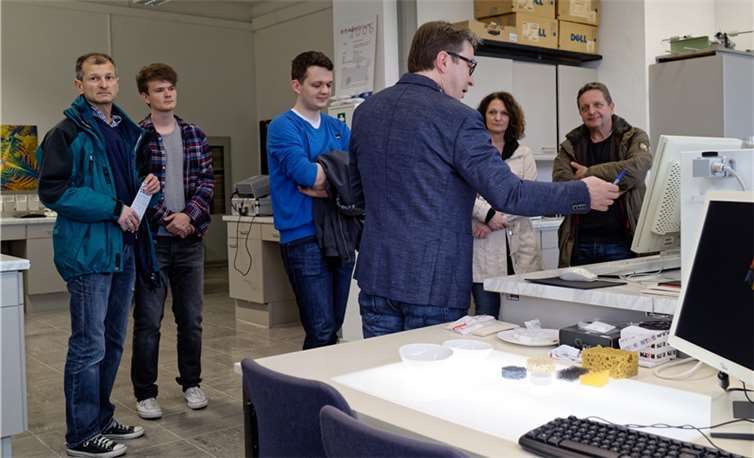 Die eindrucksvolle Welt der keramischen Hochleistungswerkstoffe Der wissenschaftliche Mitarbeiter Buelent Ersen bei einer Laborführung. privat