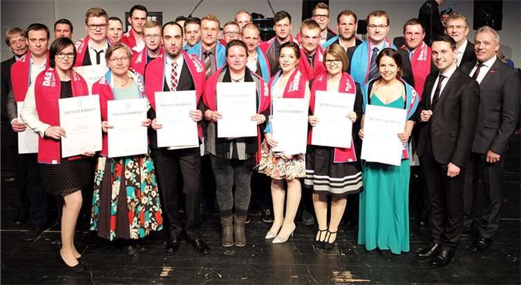 650 Meisterbriefe an Handwerker aus 25 Gewerken verliehen Die 25 Besten ihres Gewerks erhielten auf der Bühne der Rhein-Mosel-Halle vor 1.800 Gästen aus den Händen von HwK-Präsident Kurt Krautscheid (von rechts), Hauptgeschäftsführer Alexander Baden und Staatssekretär David Langner ihre Meisterbriefe. Fotos: P!ELmedia