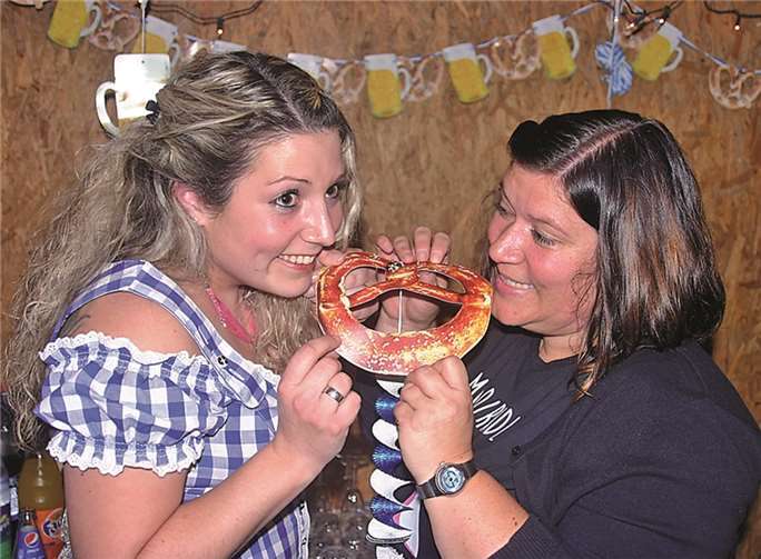„Dürmerische Möhnen“ hatten das Kommando beim „Oktoberfest“ Die Brezen gehören zum Oktoberfest wie die Maß Bier.