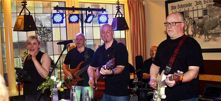 Ganz Sinzig tanzte und swingte Die Cover-Band „Oben ohne“ verwandelte die Traditions-Gaststätte in der Koblenzer Straße in einen musikalischen „Hexenkessel“.