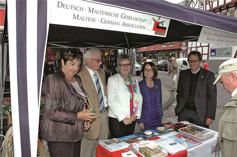 Der Künstler Anthony Casuana aus Malta stellt farbenfrohen Bilder aus Die Deutsch-Maltesische Gesellschaft an ihrem Stand in Adenau. UM
