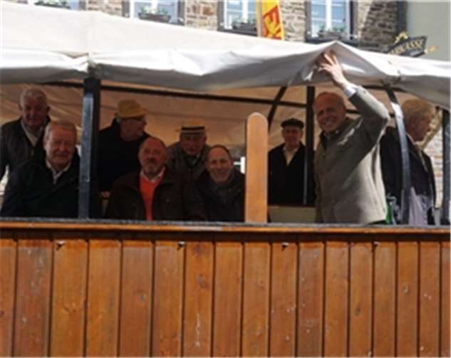 Dreitägiges Fest gefeiert Die Ehrenmitglieder der Kirmesgesellschaft nahmen mit einer Kutsche am Festzug teil.