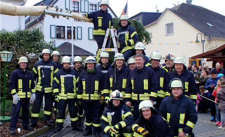 „Alle Wege führen nach Örms“ Die Freiwillige Feuerwehr Urmitz beteiligte sich ebenfalls an der traditionellen Baum-Aufstellung.