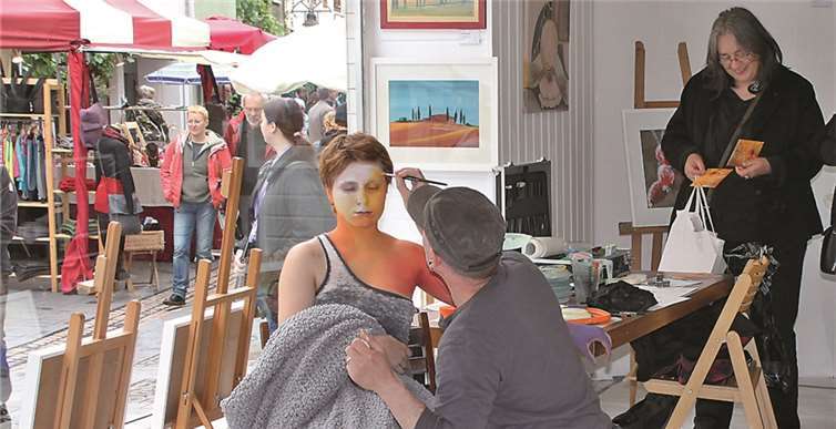 Eröffnung der Atelierräume Die Gäste konnten Martin Wenzel bei seiner Bodypainting-Präsentation zusehen.privat