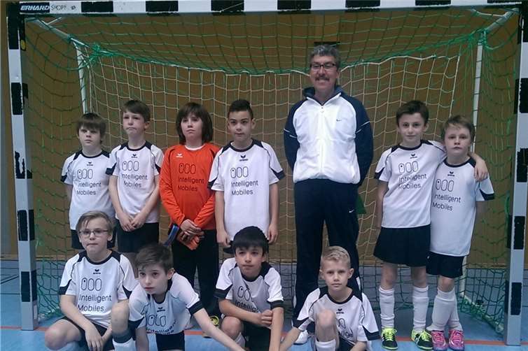 Erfolg bei den Hallenfußball-Kreismeisterschaften  Die Jungenmannschaft von Trainer Ömer Kaynak erreichte den zweiten Platz.privat